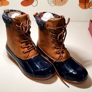 Winter women's boots (Duke style) totally new size 8.5 , color blue and tan